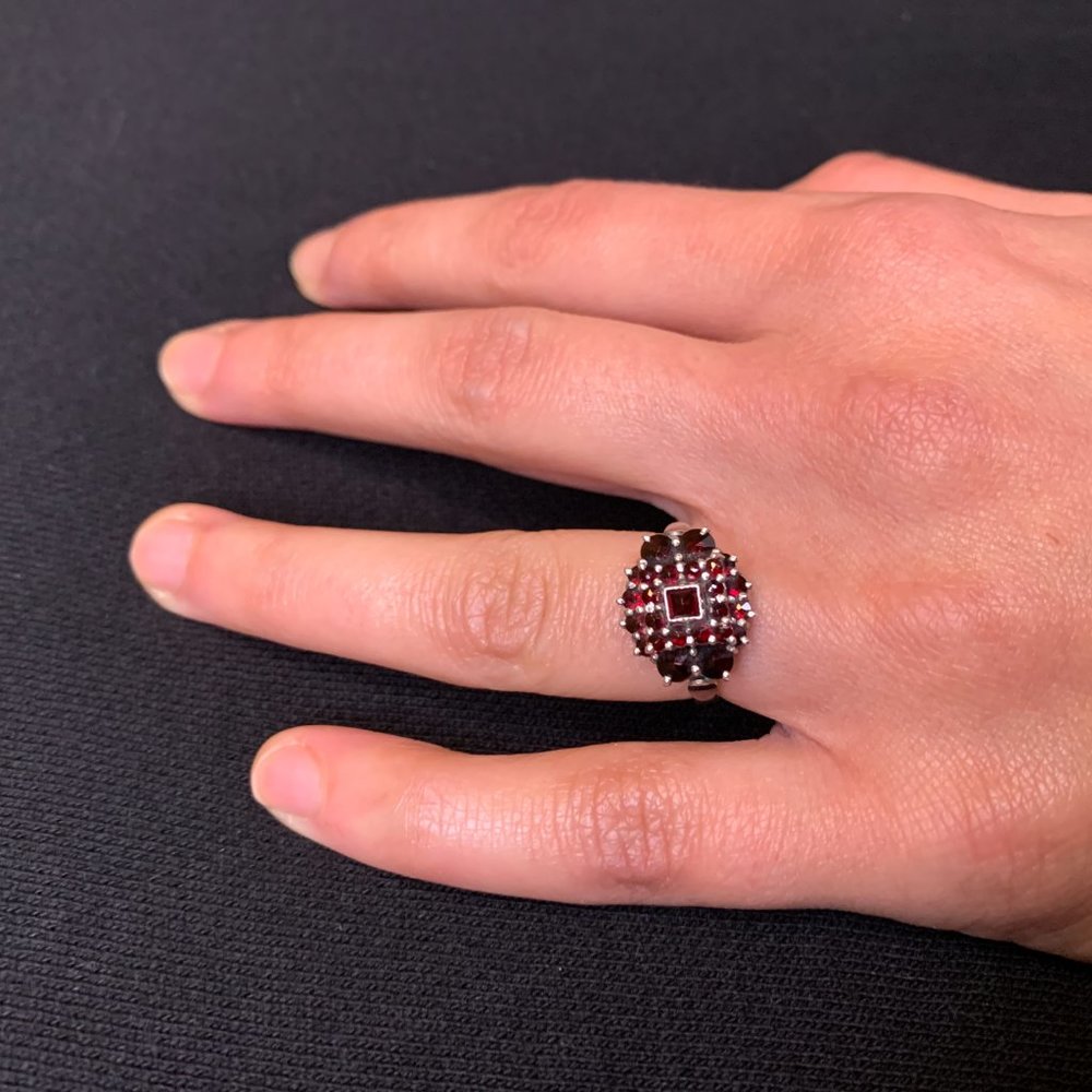 Silver garnet stone ring